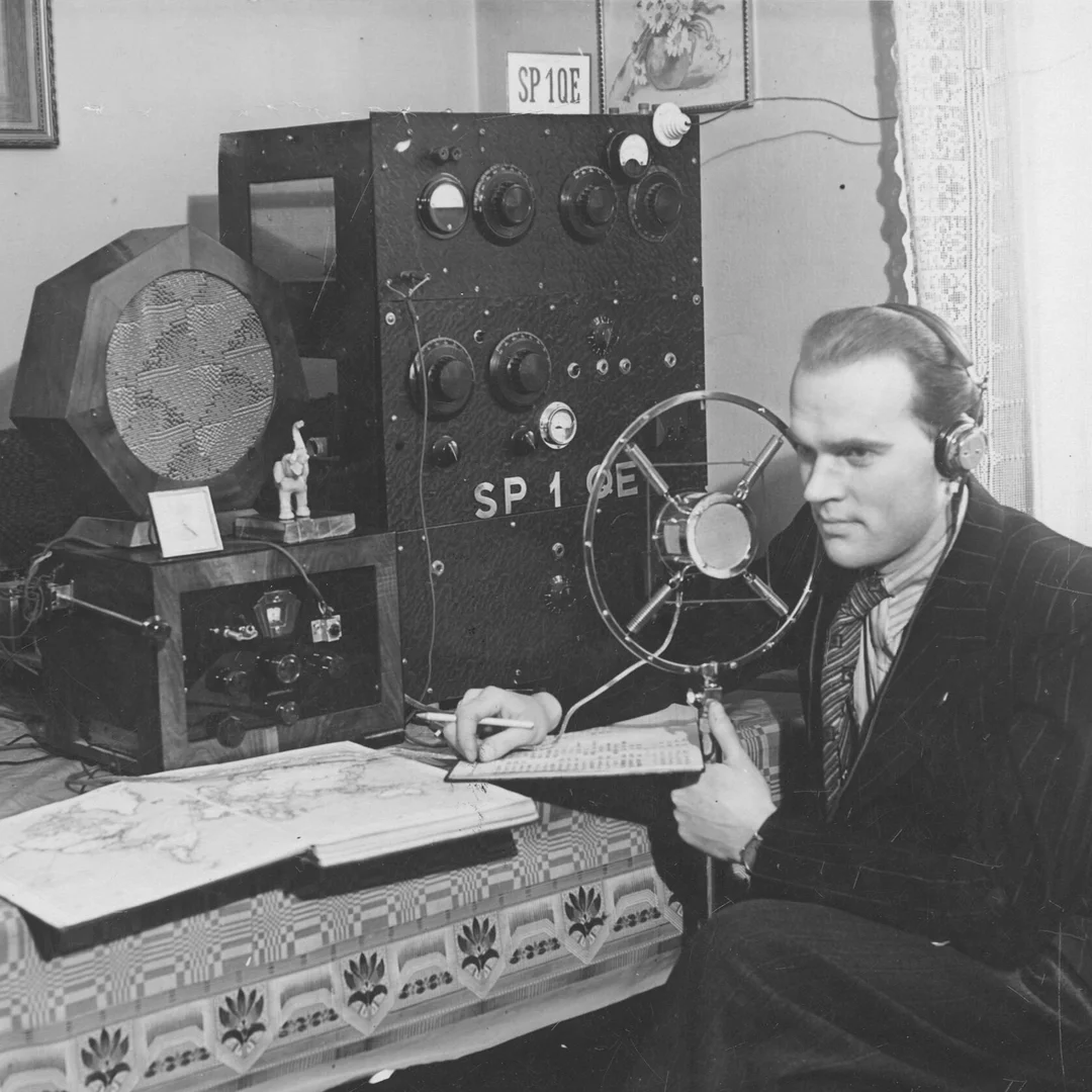 Polish amateur radio station SP1QE with a 1930s vacuum tube transmitter and receiver